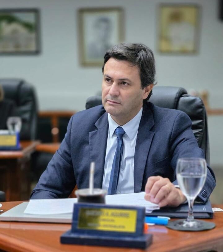 Aguirre impulsa un régimen municipal para aliviar y reordenar las deudas de trabajadores y familias