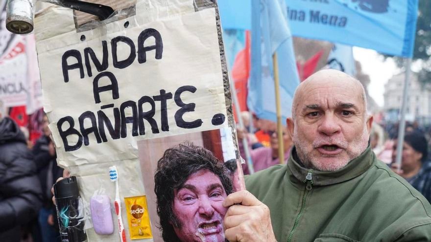 Bajo la lluvia, organizaciones sociales y gremiales protestan frente al Congreso contra la Ley de Propiedad Privada