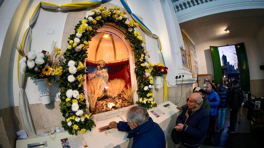 Del casco de albañil al certificado de discapacidad: las ofrendas a San Cayetano reflejan el deterioro del trabajo