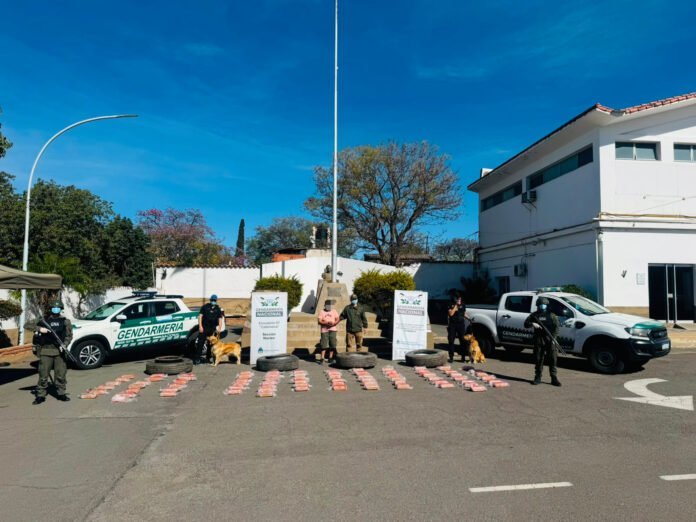Descubren más de 77 kilos de marihuana y un kilo de cocaína ocultos en las ruedas de un camión