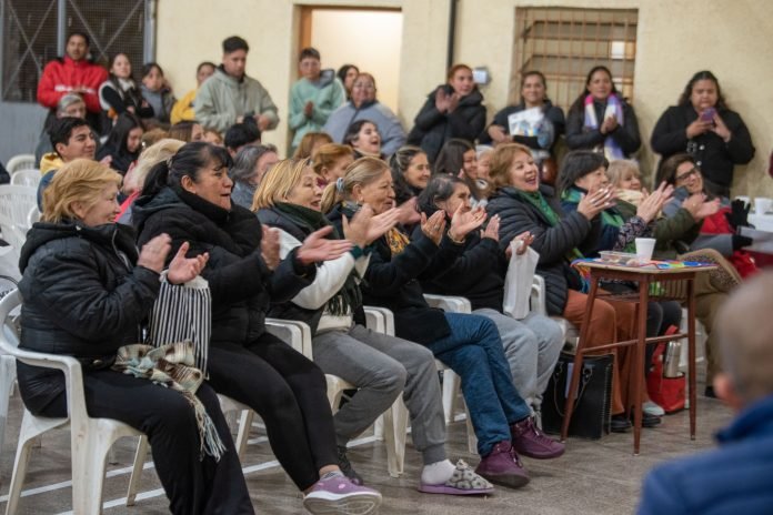 Gustavo se reunió con vecinos de Villa Cubas