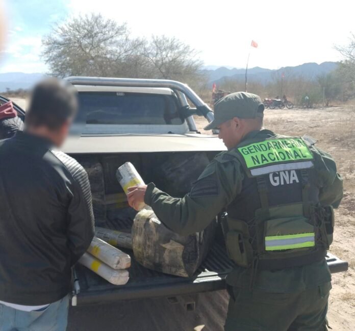 Intentaron esquivar el control de la Fuerza con una camioneta acondicionada con más de 540 kilos de hojas de coca