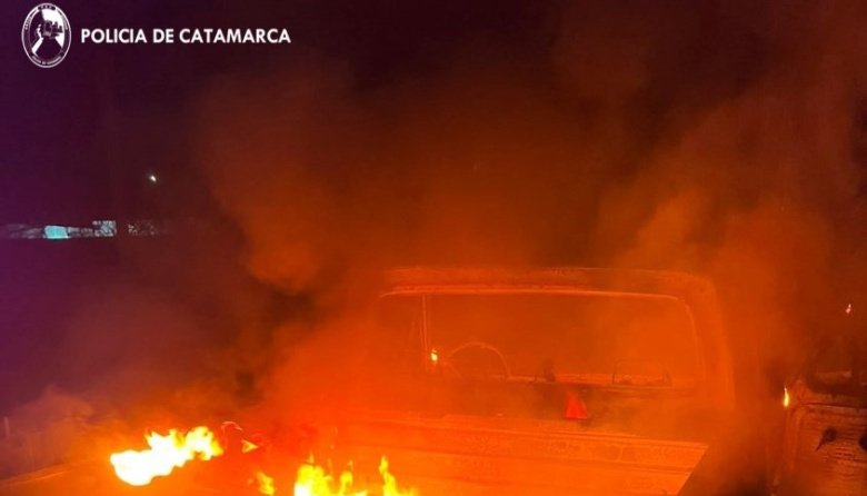 Numerarios policiales sofocaron el incendio de una camioneta en la Capital