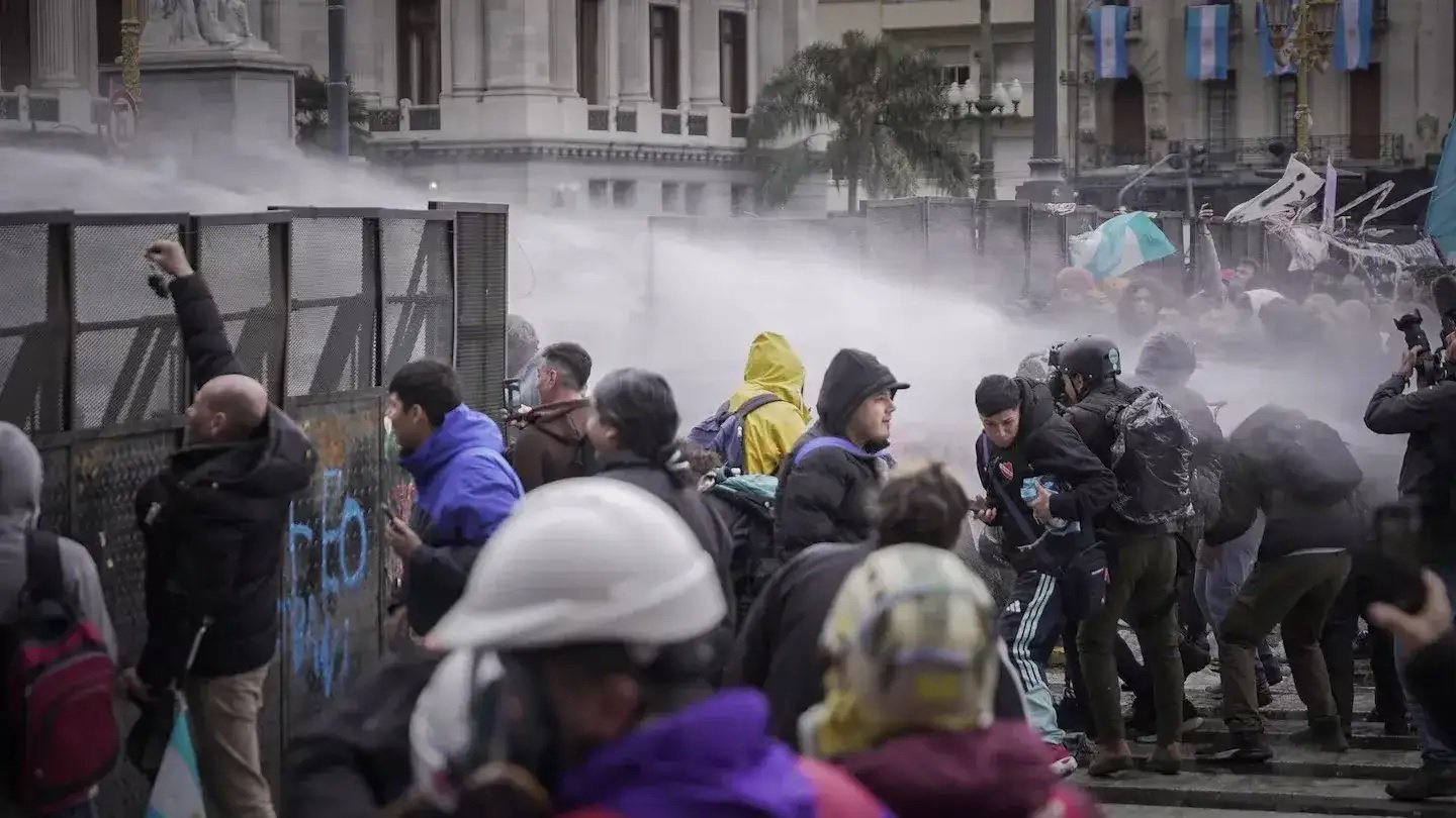 Pedradas, corridas y detenidos frente al Congreso en la marcha contra la Ley de Propiedad Privada