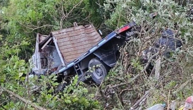 UN CAMIÓN CAYÓ AL PRECIPICIO EN LA CUESTA DEL TOTORAL