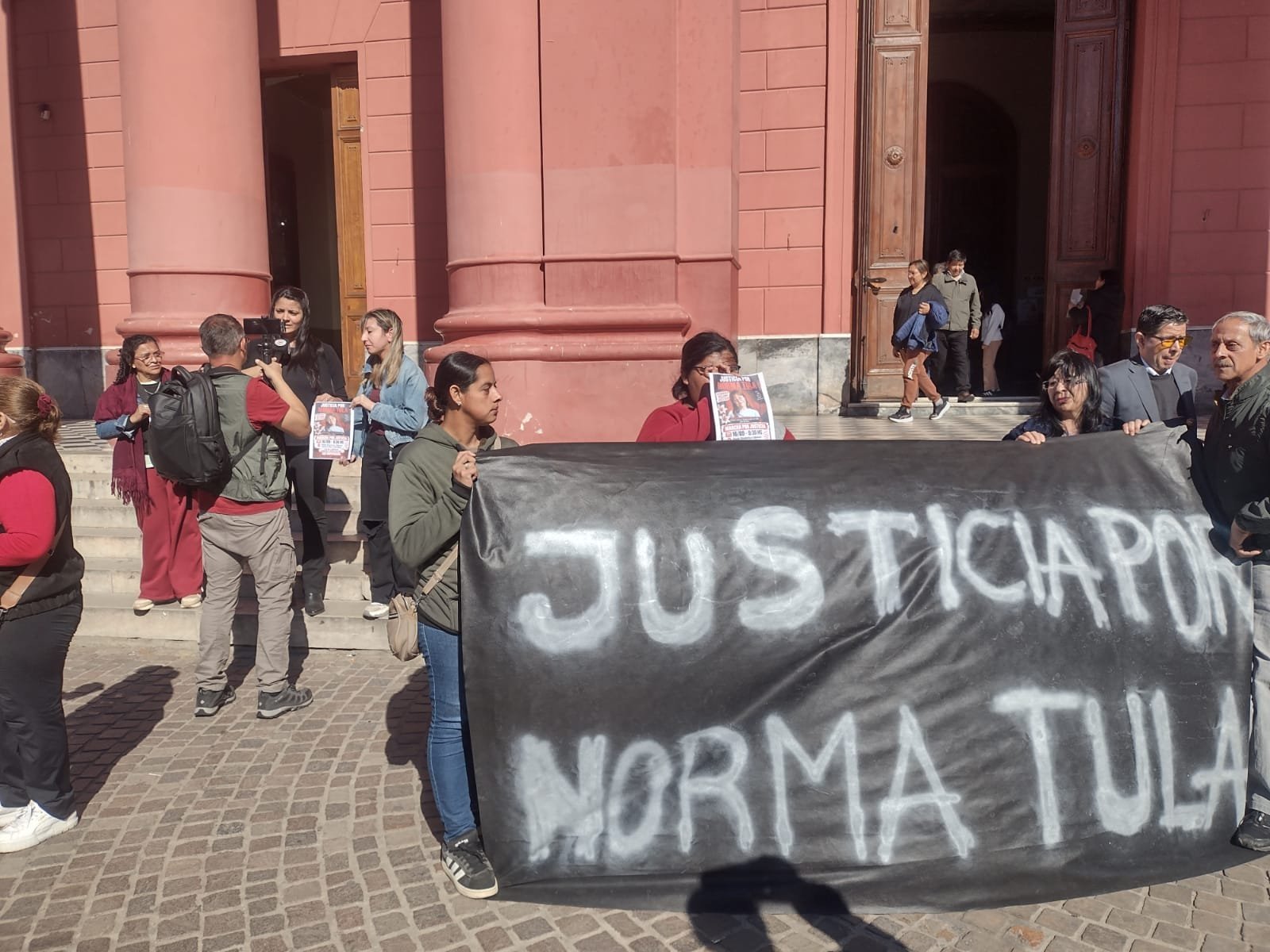 Familiares de Norma Tula se manifestaron frente a la Catedral y reclamaron que el caso no quede impune