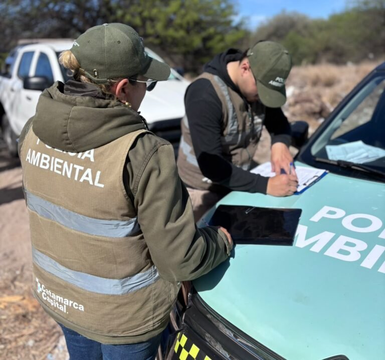 La Policía Ambiental interceptó y sancionó a un vecino por arrojar residuos en la vía pública