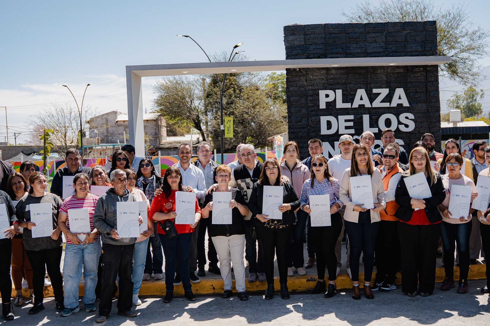 Más de 40 familias de Saujil recibieron las escrituras de sus viviendas