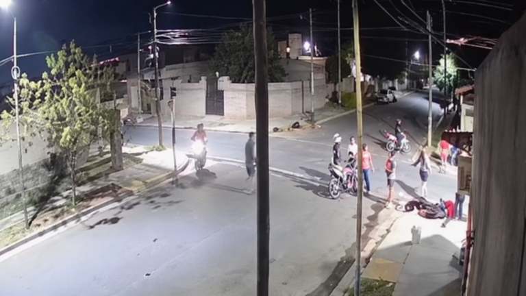 Brutal choque de motos en la capital: vecinos piden un semáforo