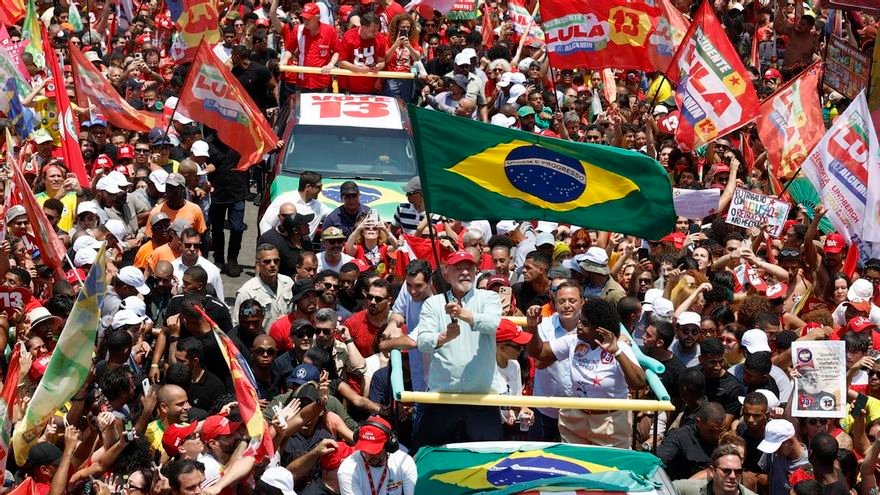 Cerraron los comicios en Brasil dos horas más tarde y continúa el recuento de votos