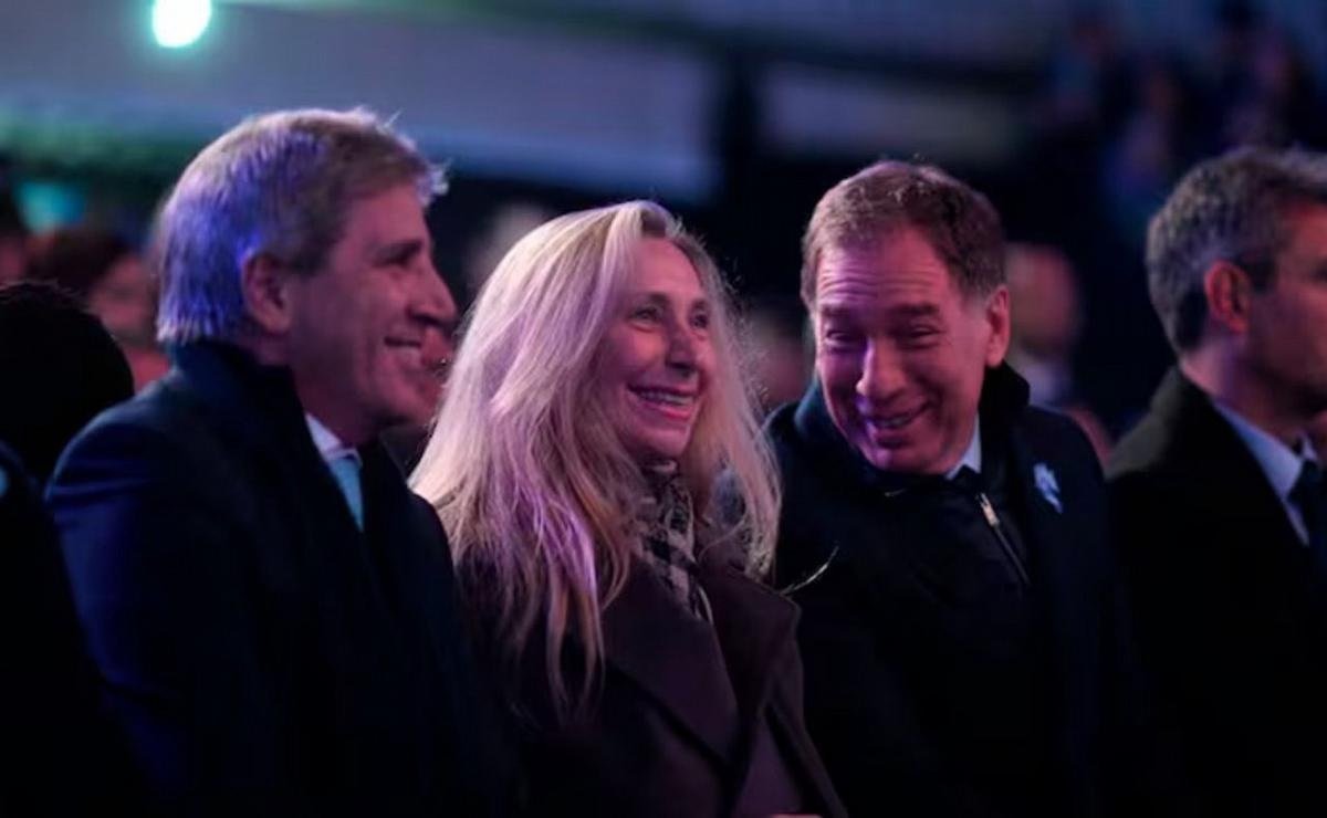 Karina, Caputo y Santilli, la comitiva que llega junto a Javier Milei