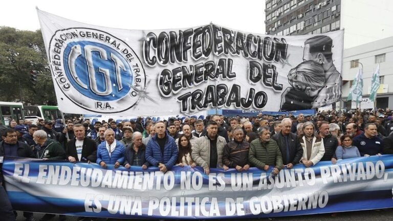La CGT marchó contra el Gobierno y reclamó por la situación de la industria