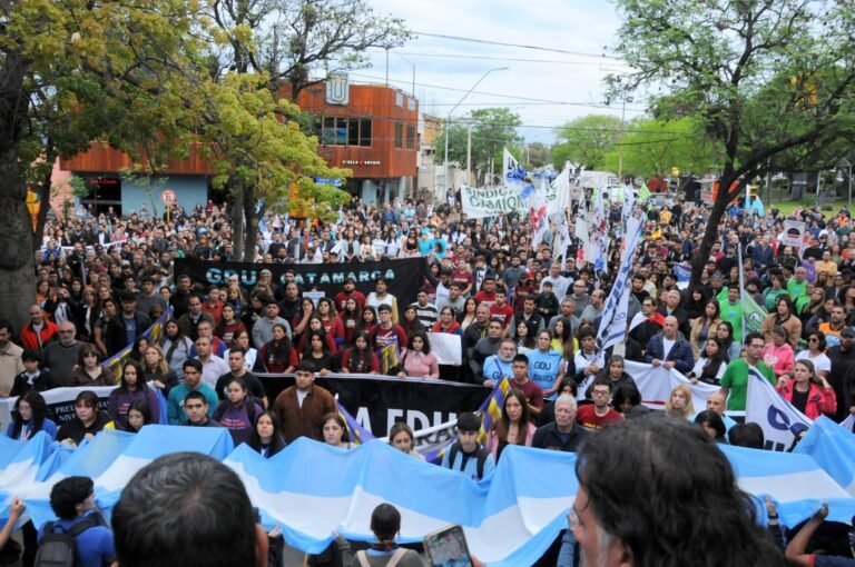 La comunidad catamarqueña acompañó masivamente a la UNCA en defensa de la educación pública