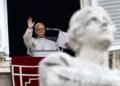 León XIV reapareció tras su operación y retomará sus actividades de forma gradual