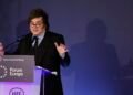 Milei culpa a los “orcos” por la suba del riesgo país y fracasa en su intento de reunirse con el rey