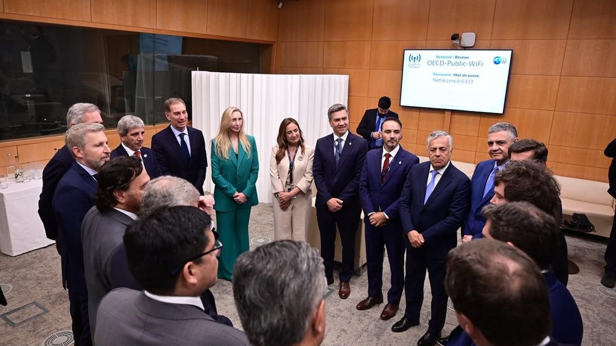 Milei se mostró con los gobernadores en París y Karina celebró la inversión de un camping que generará 25 empleos