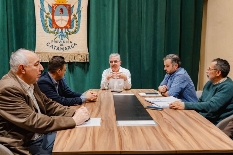 Raúl Jalil e intendentes coordinan la continuidad de obras viales en el Este y Fiambalá
