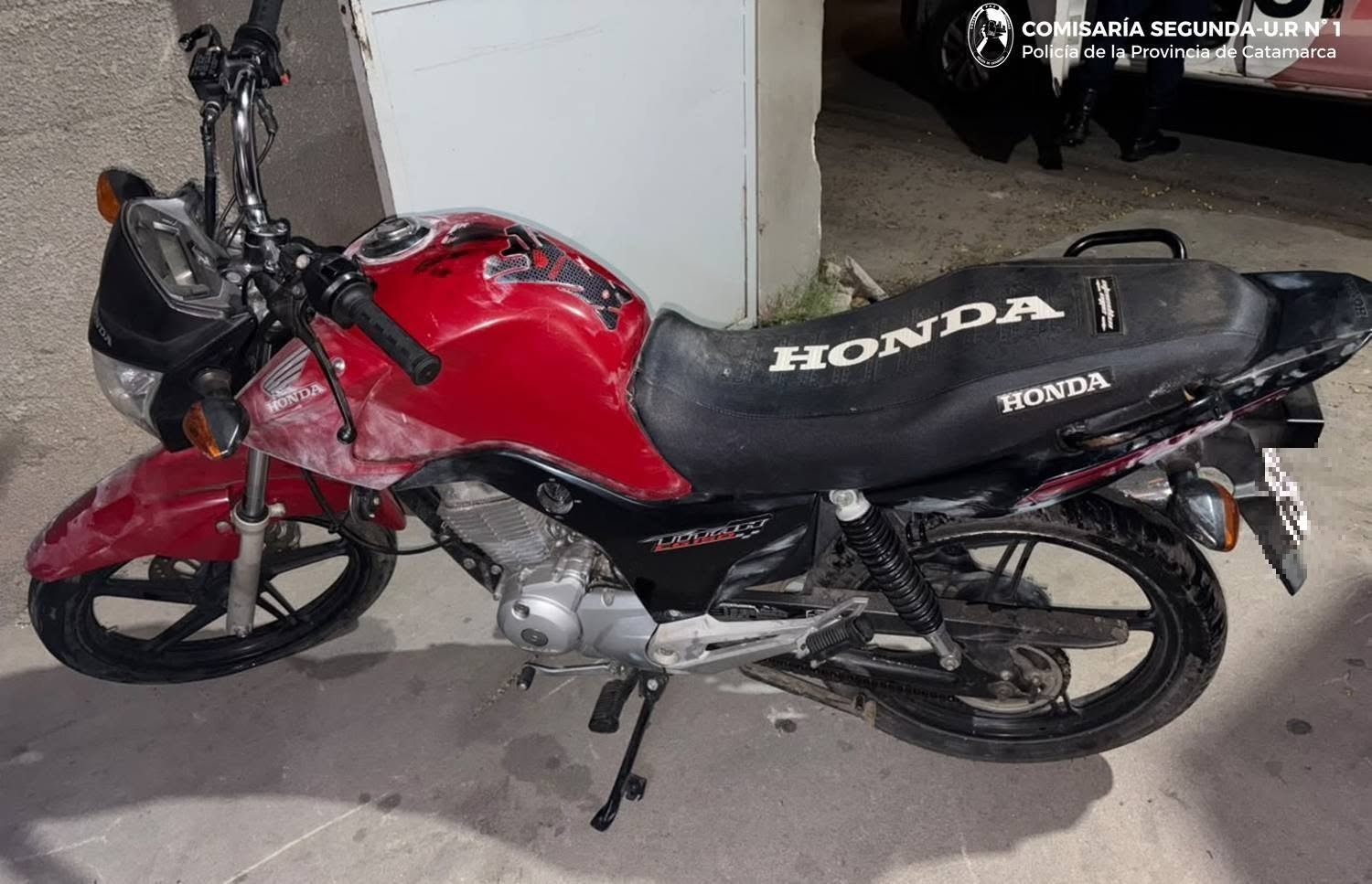 Recuperan una motocicleta sustraída que dejaron tirada en un descampado