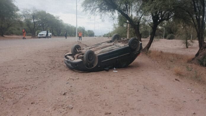 Volcó un automóvil en el acceso sur a Tinogasta y el conductor sufrió lesiones leves